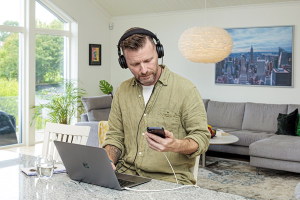 en person som läser något på sin mobil