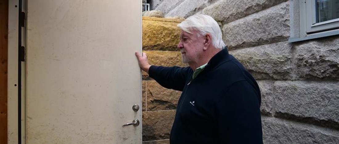 man och kvinna tittar på skärm