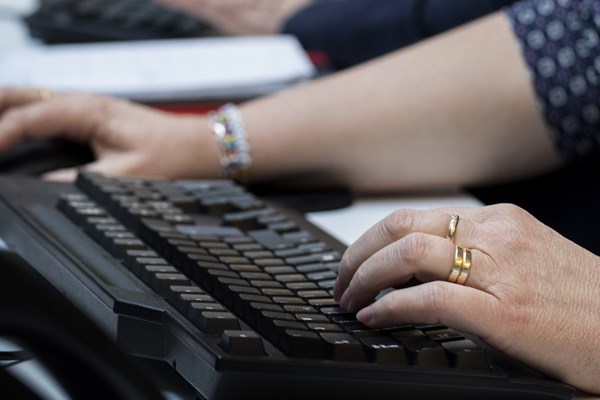 Tangentbord och händer.