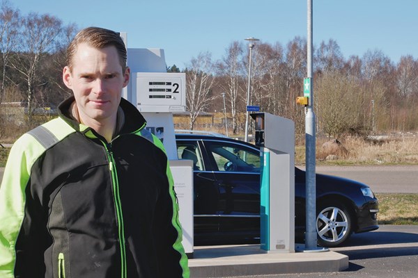 Johan står intill sin tankstation för biogas.