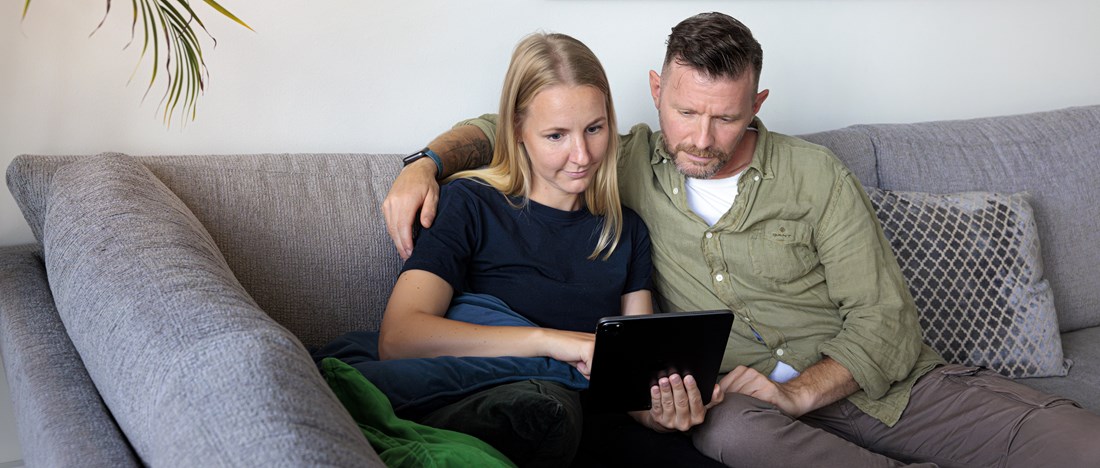 man och kvinna tittar på skärm