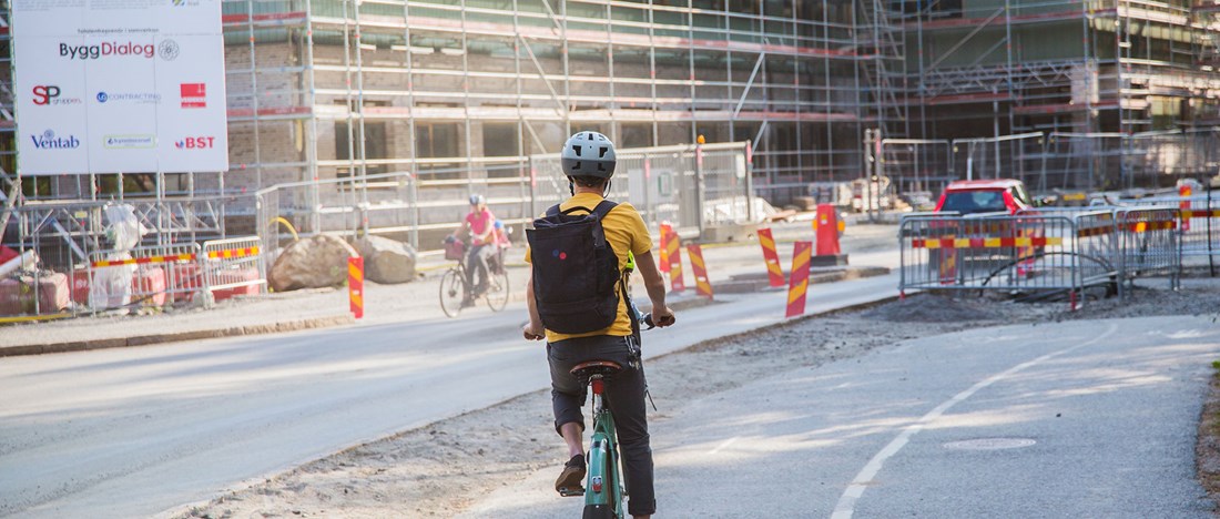 Person cyklar genom staden