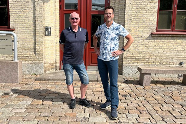 Bent-Ove och Jan Enedahl står framför Ernst Roséns kontor