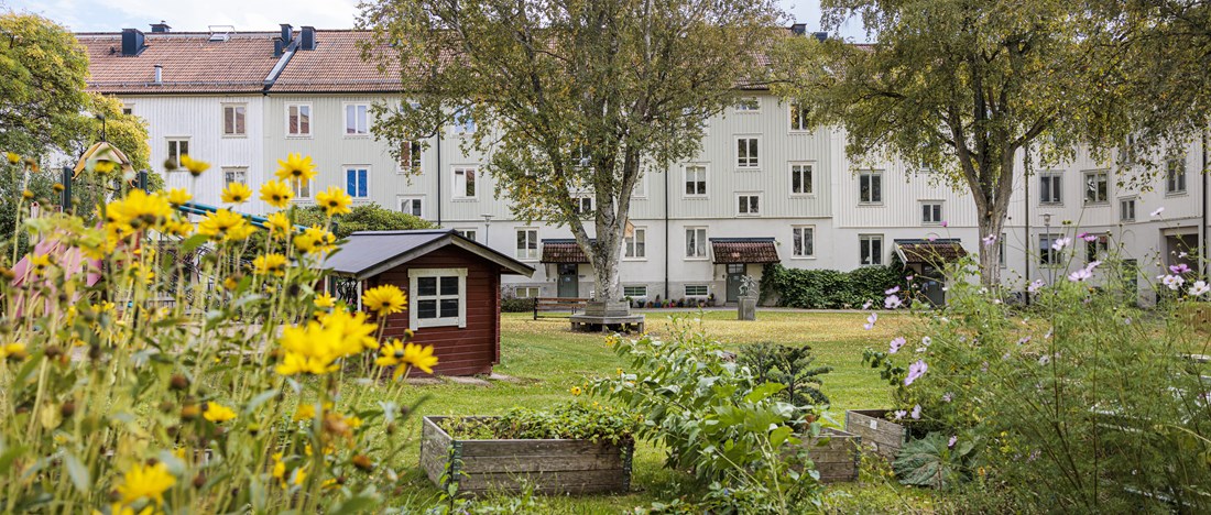En trafikerad väg på Hisingen fotograferad från takhöjd.