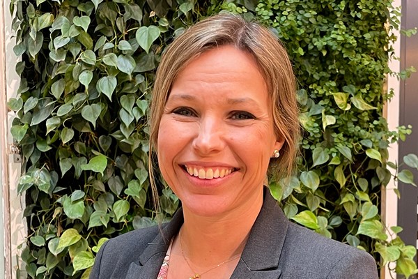 Malin med växter i bakgunden.