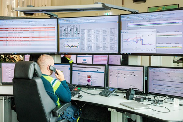 tekniker framför massor av skärmar