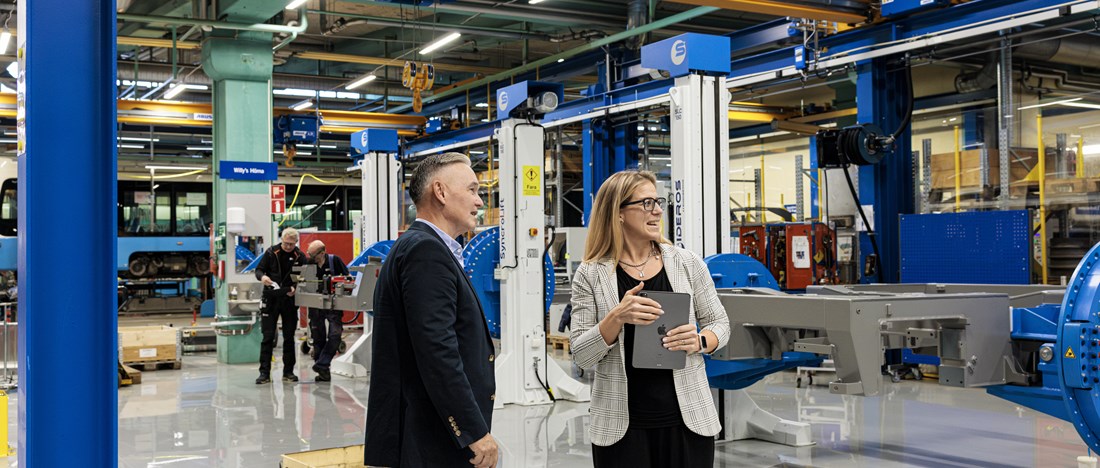 En av Göteborg Energis medarbetare diskuterar gasnätets möjligheter med en kund i industrimiljö.