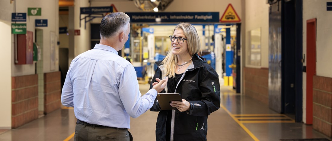 En av Göteborg Energis medarbetare diskuterar gasnätets möjligheter med en kund i industrimiljö.