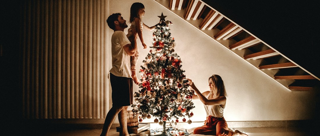 En familj klär julgranen.