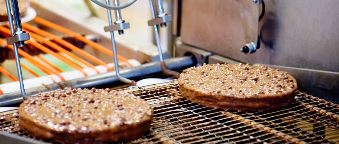 Daimtårtor blir till på produktionslinan i Almondys bageri i Torslanda.