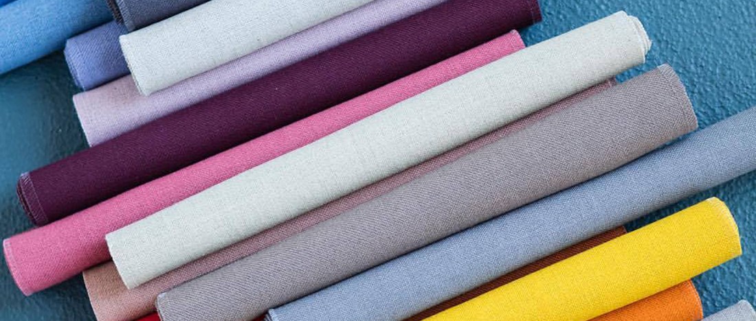 Textilrullar på rad i olika färger