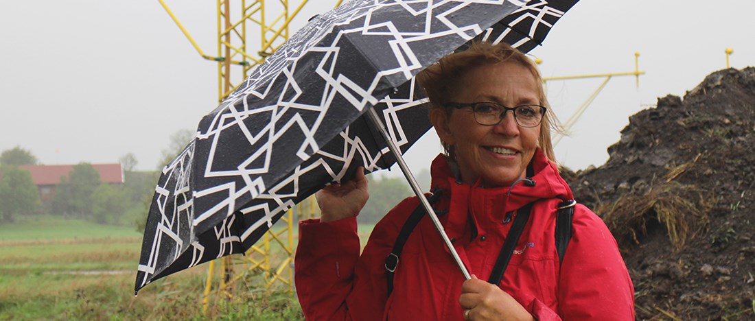Gertrud Ingelman deltar i byggstartskottet av solcellsparken i Säve.
