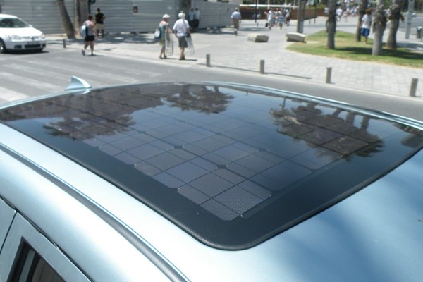 Solceller inbyggda i biltak.
