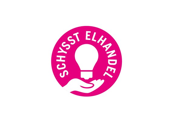 Logotyp för certifieringen Schysst Elhandel - en stiliserad hand som kupas under en stiliserad glödlampa mot en rund, rosa färgplatta.