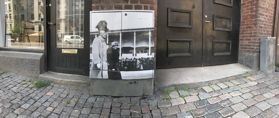 Ett elskåp på Södra vägen som blivit folierat med ett fotografi från när Gustav V besökte utställningsområdet för Göteborgs 300-årsjubileum.
