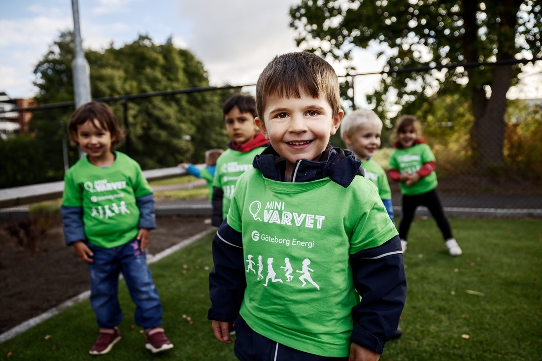 Glada barn samlar sig efter att ha sprungit Minivarvet.