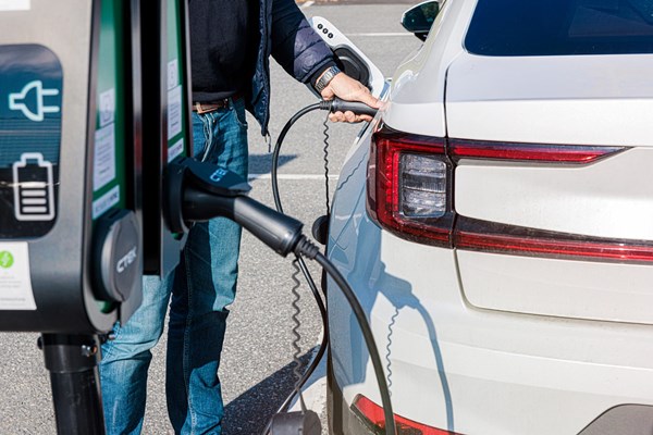 Laddning Elbil_J4711