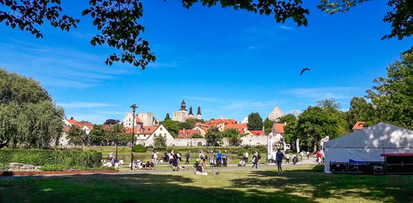 20170705_162508_Almedalsparken_med några besökare.jpg