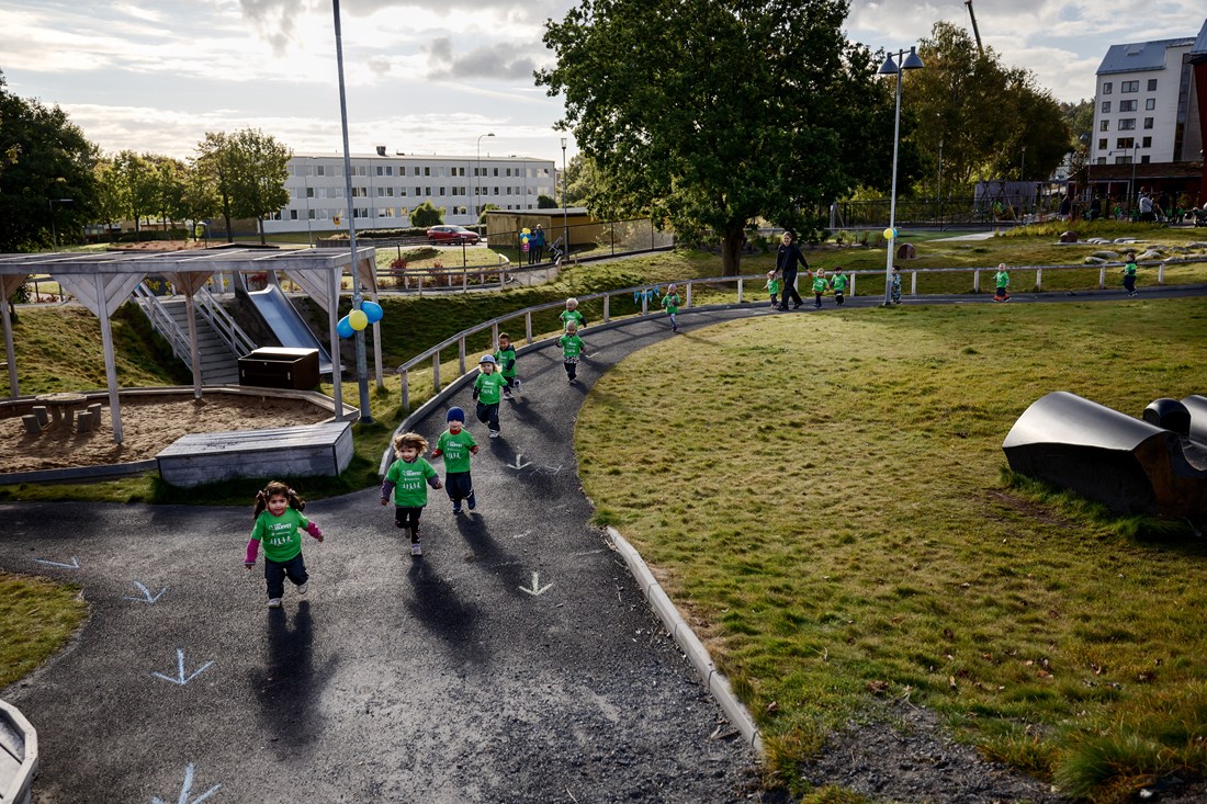 Barnens löpbana för Minivarvet är tydligt uppmärkt med ditmålade pilar på asfalten.