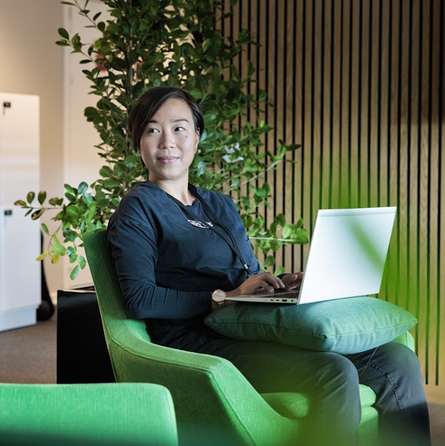 Medarbetare utför arbete.