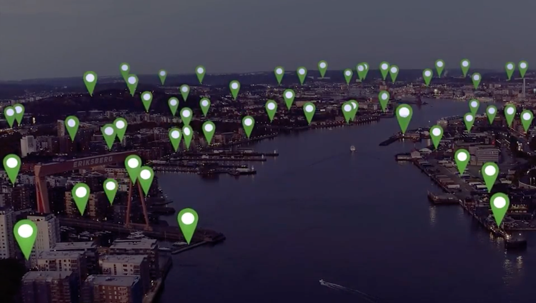 En nattvy över Göteborg med en massa gröna pilar som markerar potentiella laddstationsplatser.