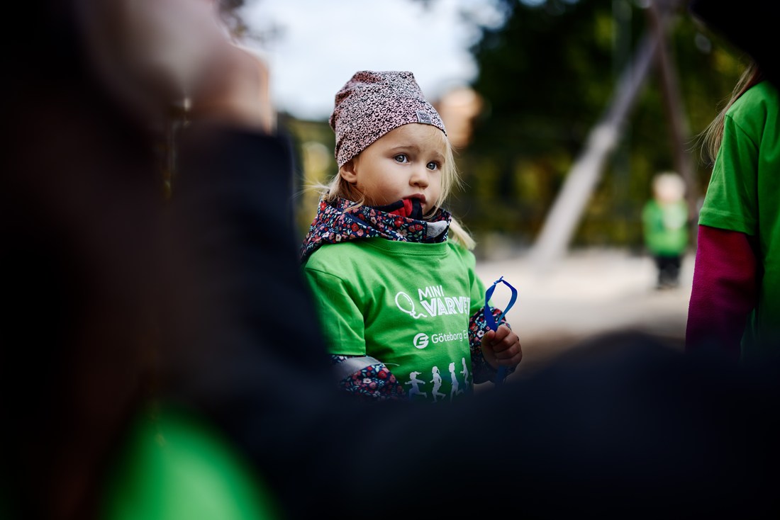 Ett påbylsat barn pustar ut efter att ha sprungit Minivarvet.