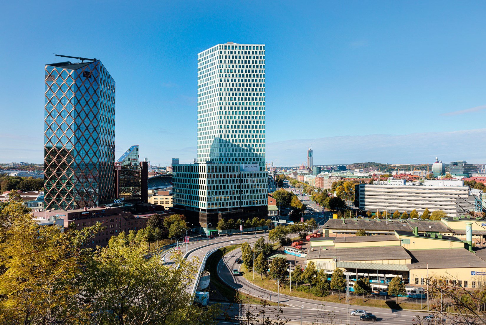Tjej vid ett räcke