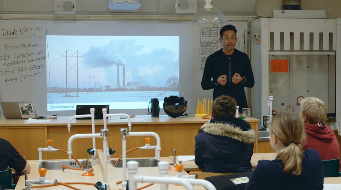 Hållbarhetschef Eric Zinn berättar en klass i Ytterbyskolan om vad hållbarhet innebär.