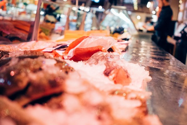 Färsk fisk i en affärsdisk