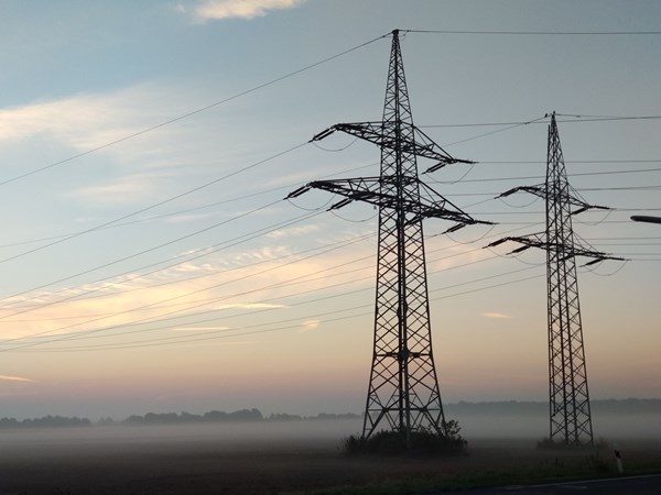 Luftburna elledningar i gryningen.