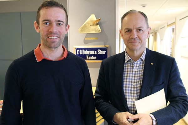 Henric Wahlström, projektchef, står till vänster om VD Jonas Steen.