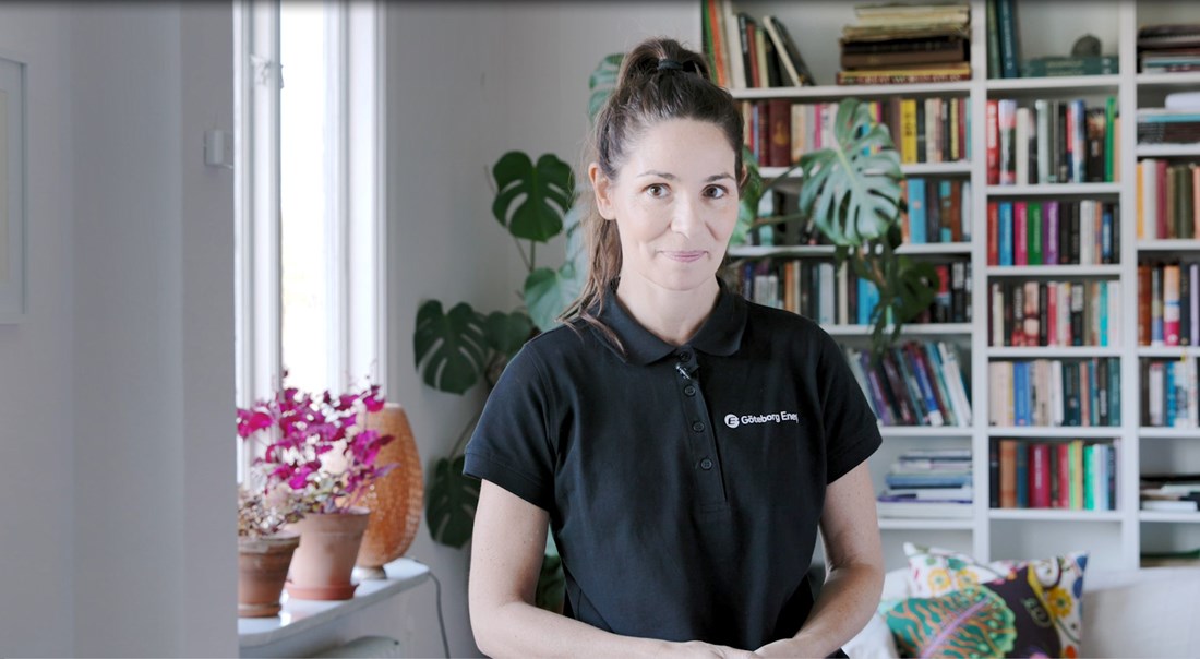 Bild på en kvinna med Göteborg Energi-tröja som ger tips om vad du kan göra vid ett avbrott.