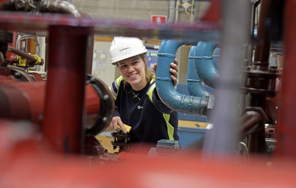 Louise Klintrot, underhållsingenjör på Göteborg Energi, fotograferad i en miljö fylld med gasrör.