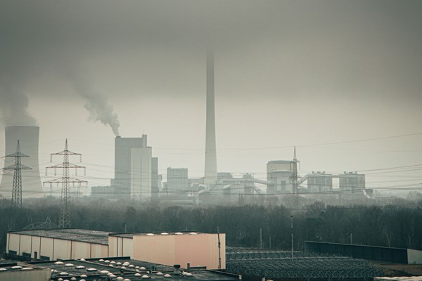 Kolkraftverk i Tyskland, disig luft och rök som bolmar från skorstenar.
