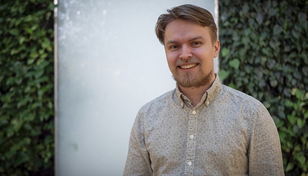 Carl Alvelid, iklädd skjorta, tittar in i kameran.