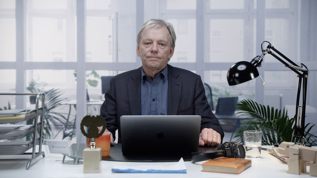 Göteborg Energis vd Alf Engqvist sitter i en kontorsmiljö och pratar in i kameran.