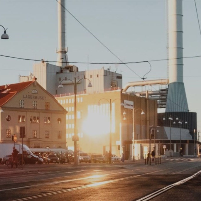 Två medarbetare i varselkläder inspekterar ett arbete.